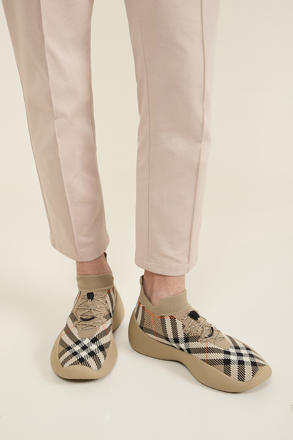 נעלי סניקרס גרב